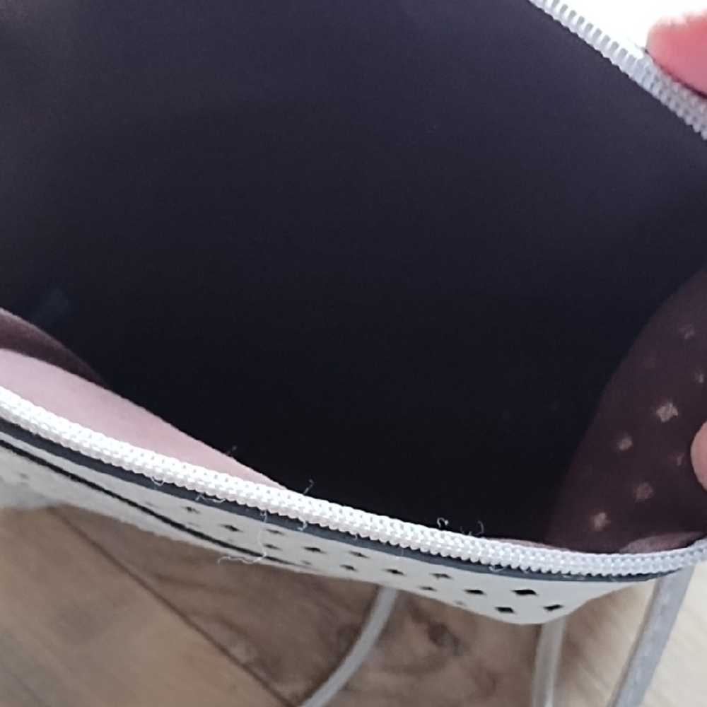 Elegant Cream Crossbody Bag - Picture 4 of 4